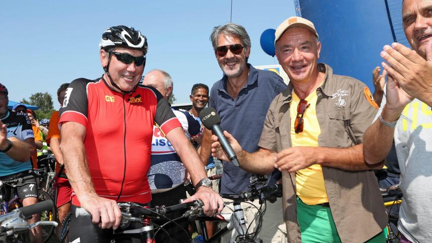 Le Beau vélo de Ravel avait fait halte à Woluwe-Saint-Pierre, la commune d’Eddy Merckx, ici aux côtés de Rodrigo Beenkens et d’Adrien Joveneau.
