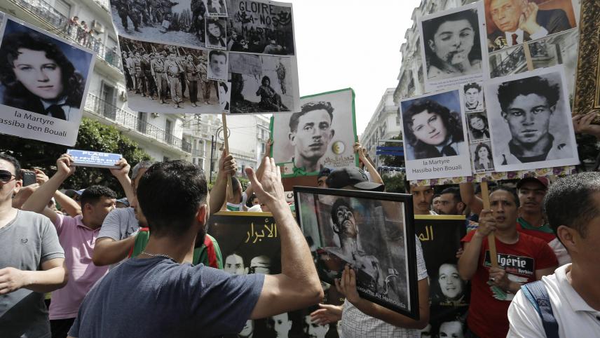 En Algérie, les manifestants luttent contre le gouvernement en place en brandissant les images de combattants de l’indépendance.