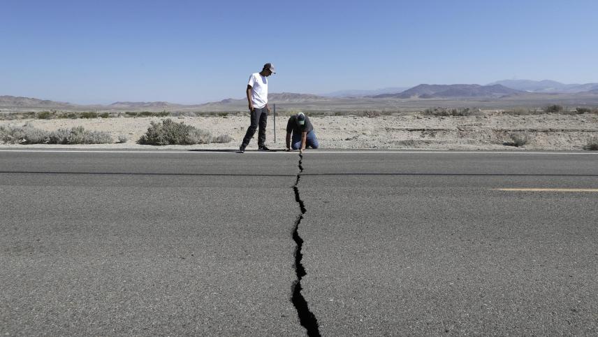Sur l’autoroute 178, en Californie, une fissure s’est formée à même le bitume à la suite d’un tremblement de terre.