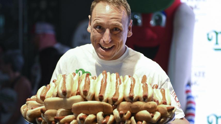 Joey Chestnut participe au concours international du plus grand nombre de hot-dogs avalés. Il en est déjà à onze victoires et a remis son titre en jeu ce 4 juillet, aux États-Unis.