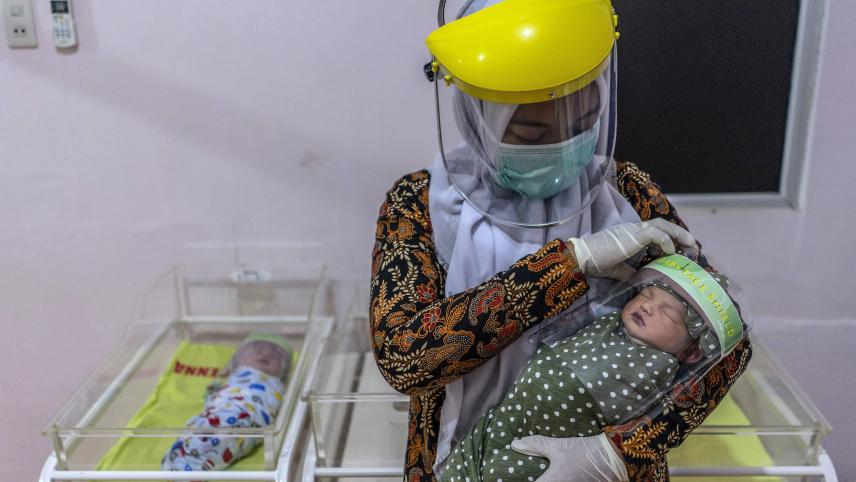 Naissance d’un bébé en Indonésie, à l’ère du coronavirus.