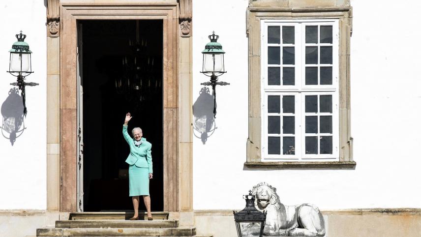 En robe turquoise, la Reine est sortie saluer depuis son perron plusieurs dizaines de Danois venus l’acclamer sous un soleil printanier.