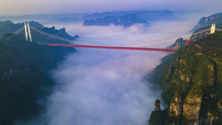 À nouveau direction la Chine, avec une vue aérienne impressionnante du pont suspendu Aizhai.