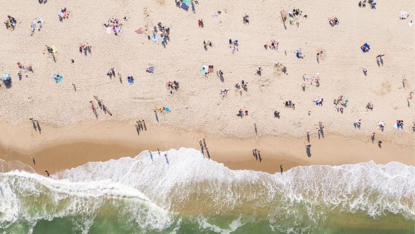 Vue aérienne de Jersey Shore Beach, dans le New Jersey. Et y a du monde...