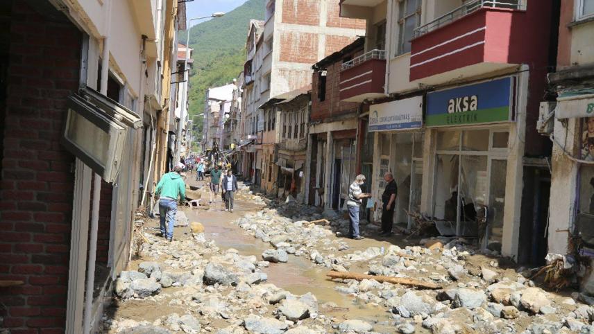 La population inspecte les destructions causées par les inondations dans la ville de montagne de Dereli, en Turquie.