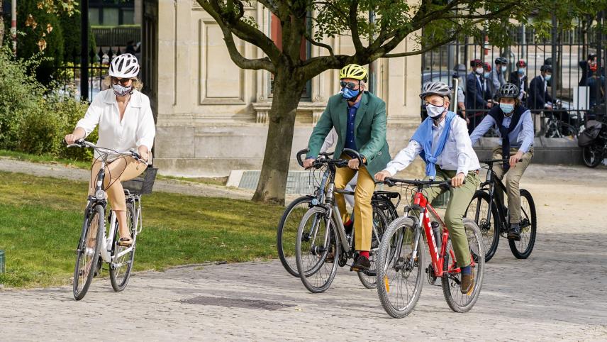 Famille royale à vélo lors de la journée sans voiture de ce dimanche 20 septembre à Bruxelles.