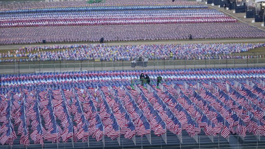 Des milliers de drapeaux ont été plantés près du Capitole, pour symbolise le public, qui ne pourra pas être présent lors de la cérémonie.