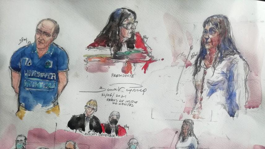 Sur ce dessin d’artiste, les accusés (à gauche et à droite) au cours de leur procès.