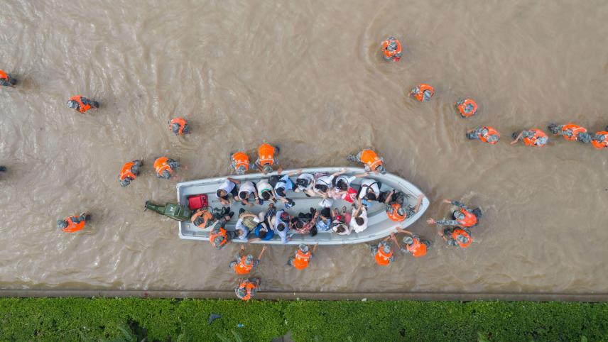 Les inondations frappent aussi la Chine. Des sauveteurs organisent les évacuations des habitants.