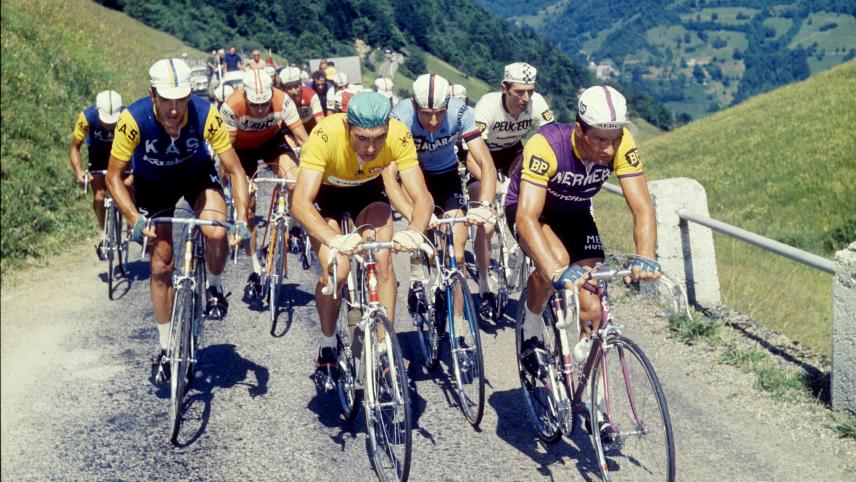 Merckx, en tête, enchaîne les cols avec une facilité déconcertante. Il est flanqué de Roger Pingeon (maillot Peugeot) et Raymond Poulidor (maillot Mercier).