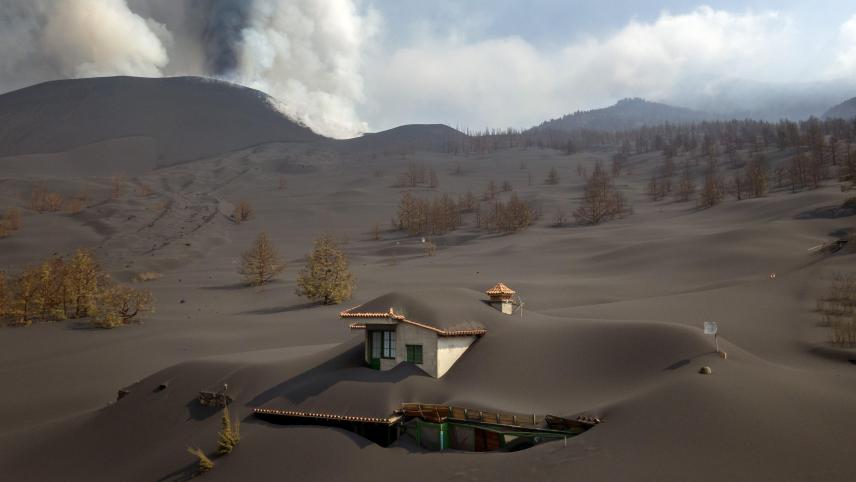 Une maison est ensevelie à cause du volcan de La Palma qui continue de faire des ravages, cinq semaines après les premières éruptions.
