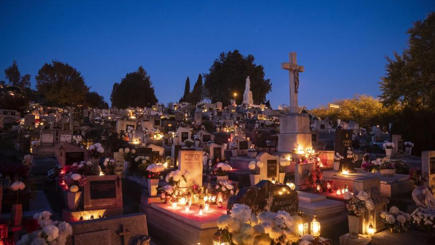 En Hongrie, les tombes sont illuminées de bougies pour les fêtes de la Toussaint.