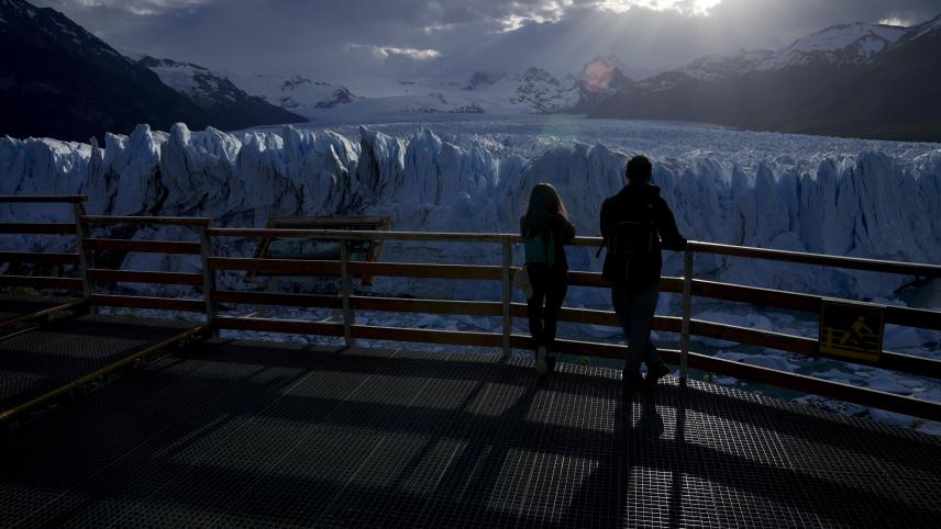 En Argentine, des touristes viennent admirer le glacier Perito Moreno dans le parc national de Los Glaciares.