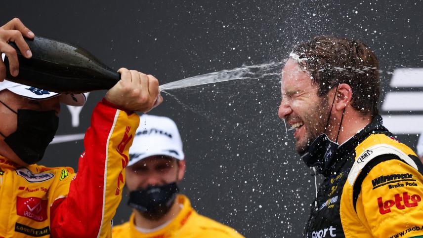Le pilote de course Frederic Vervisch célèbre sa deuxième place lors d’une course du FIA World Touring Car Cup.