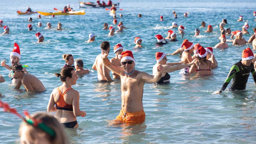 Bain de mer traditionnel de Noël, à Nice.