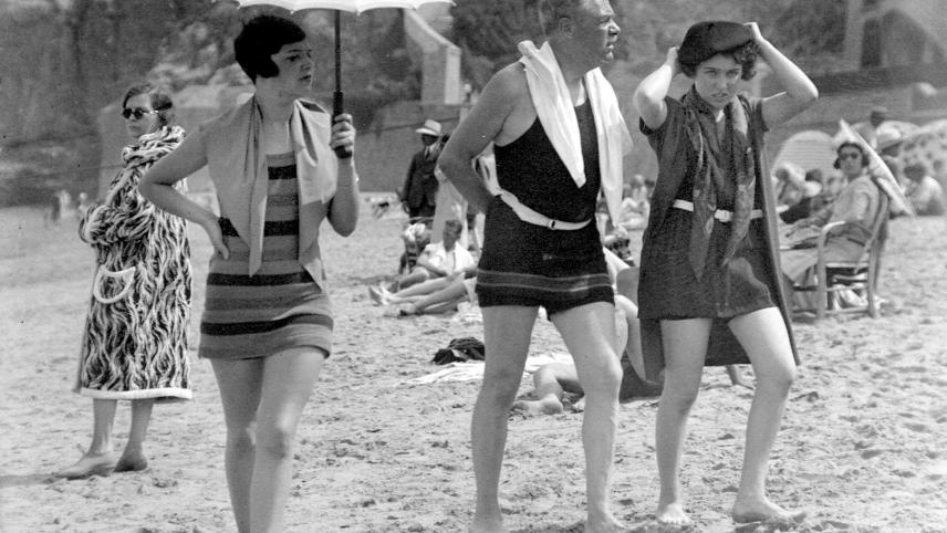 Dans les années 1920, le maillot de bain une pièce devient de plus en plus populaire.