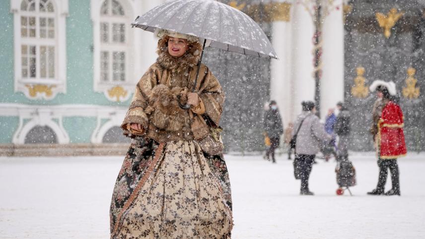 Une actrice habillée en femme du 18ème siècle se promène dans les rues de Saint-Pétersbourg.