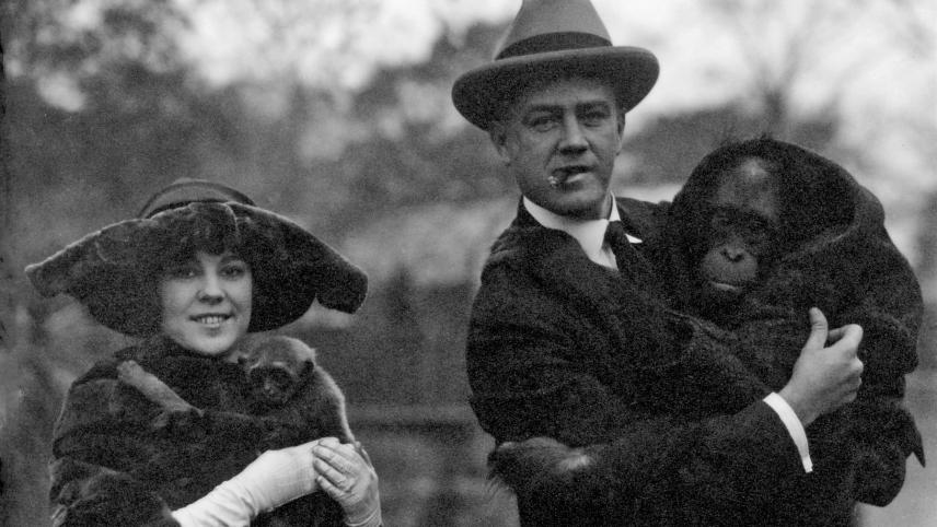 Osa et Martin Johnson avec un gibbon et un orang-outan, au zoo de Londres en octobre 1920, par Frederick William.