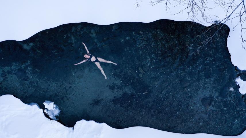 une femme se baigne dans l’eau glacée d’un lac à l’est de la Russie.