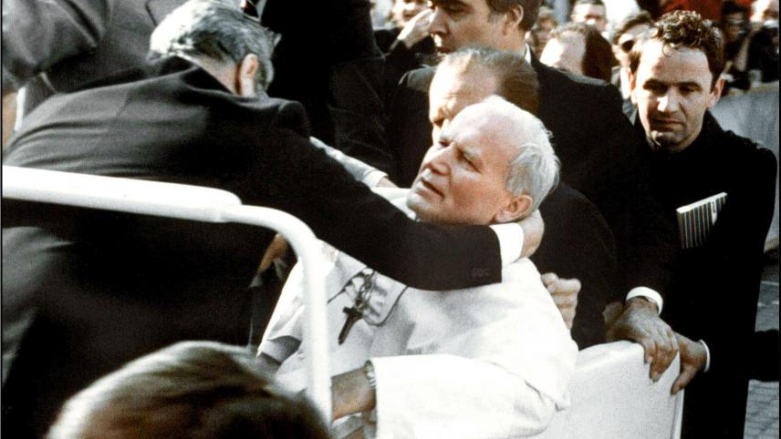 Des gardes du corps tiennent le Pape après les coups de feu.