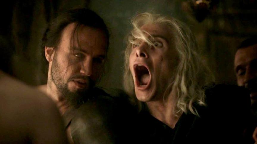 Viserys Targaryen, brûlé vif par Khal Drogo, le chef des Dothrakis.