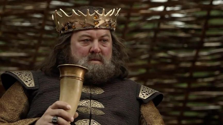 Le roi Robert Baratheon décédé suite à un accident de chasse provoqué par son état d’ébriété et orchestré par son entourage.