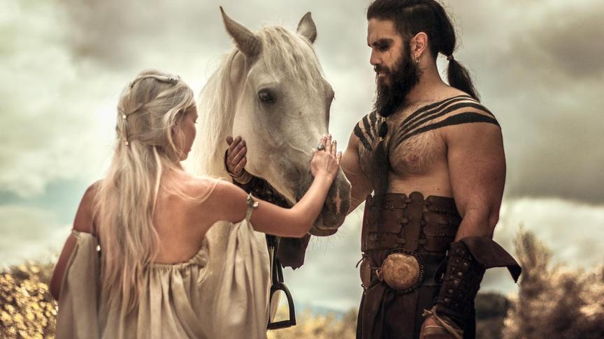 Khal Drogo, dans le coma à la suite d'une blessure, il décède étouffé par sa femme Daenerys.
