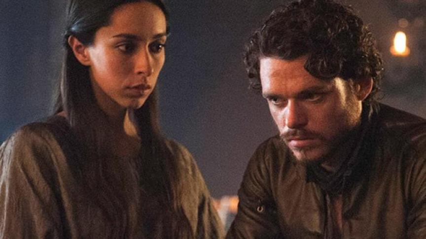 Robb Stark, achevé d'un coup de poignard par Roose Bolton lors des Noces pourpres. Catelyn Stark, sa mère s’est également fait tuée cette nuit-là, tout comme son épouse Talisa.