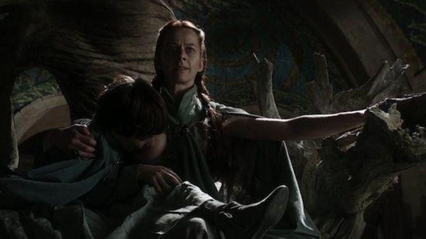 Lysa Arryn, poussée par la porte de la Lune par Petyr Littlefinger Baelish.