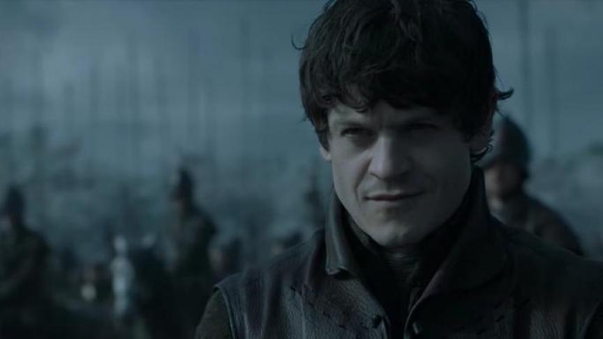 Ramsay Bolton, capturé par Jon Snow, est tué par Sansa Stark qui lâche ses propres chiens affamés contre lui.