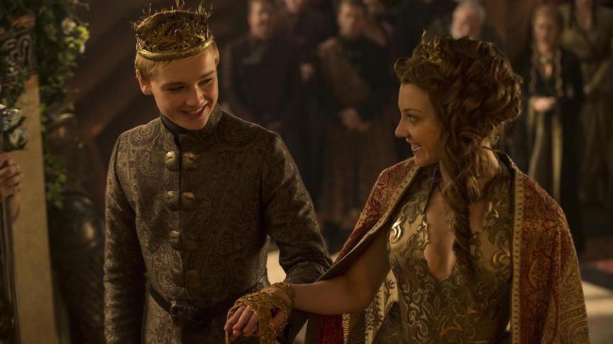 Tommen Baratheon, mort en se jetant par la fenêtre après avoir assisté impuissant à l'explosion du Septuaire orchestré par sa mère Cersei Lannister. L’explosion a emporté notamment l’épouse du roi Tommen, Margaery Tyrell, son frère Loras Tyrell ainsi que le Grand Moineau.