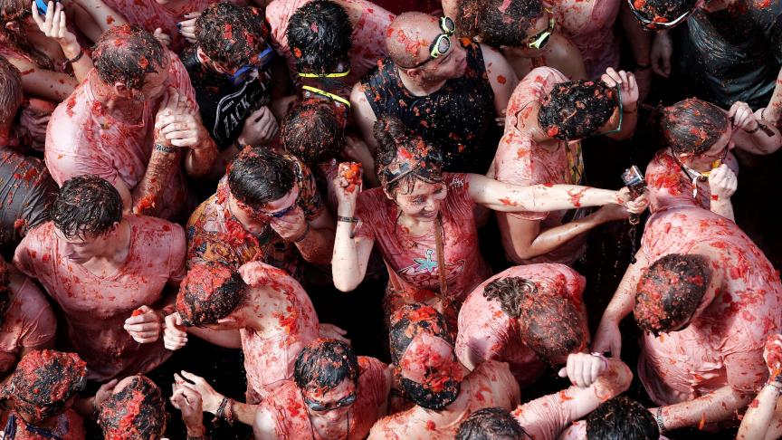La Tomatina de Bunol réunit des milliers de personnes pour une bataille de tomates géante. Elle a lieu le dernier mercredi du mois d’août de chaque année à Valence en Espagne ©Belga