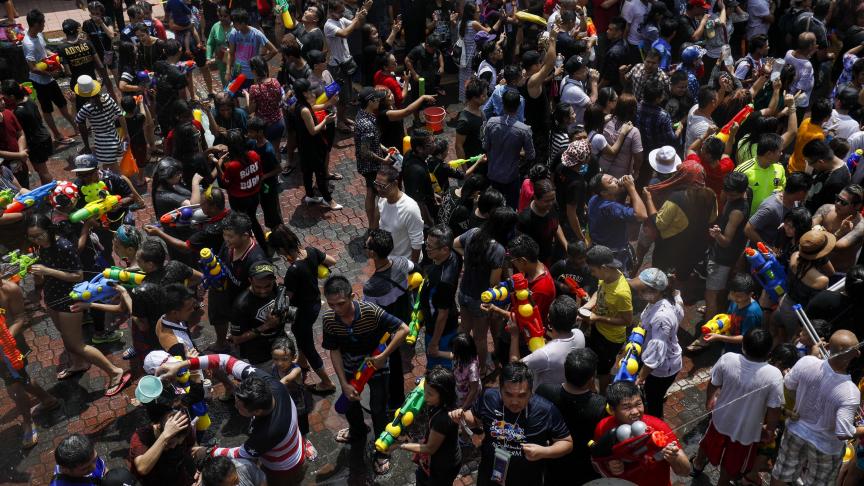 Le festival Songkran (ou festival des eaux) est la fête du nouvel an bouddhique en Thaïlande. Les participants s’aspergent d’eau, ce qui provoque une géante bataille d’eau. Songkran se déroule à la mi-avril. ©Belga