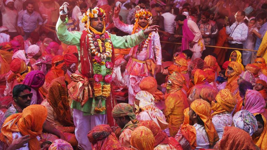 Le festival Holi (fête des couleurs) est une fête célebrée au printemps en Inde. Dans les rues, les indiens vêtus de blanc se jettent mutuellement des pigments de couleurs. ©Belga