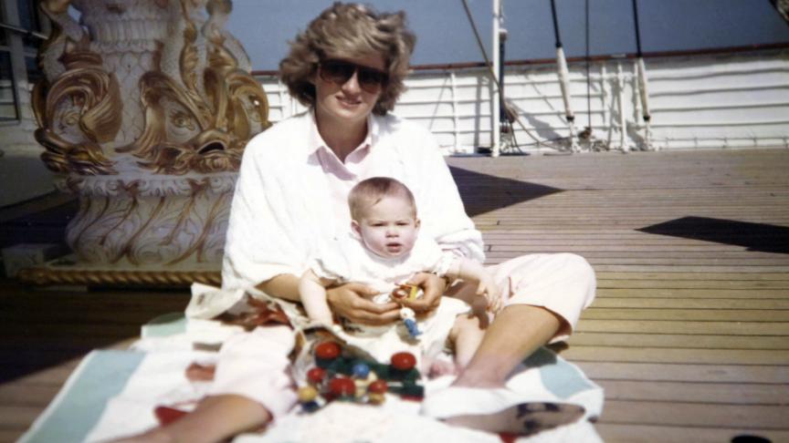 Septembre 1984
: Diana présente son deuxième fils, Harry. ©Isopix