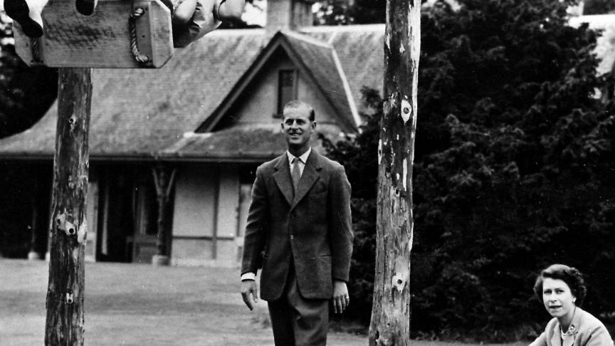 La famille royale anglaise à Balmoral (Ecosse) en 1970. Elisabeth II, le prince Philip, le prince Charles et la princesse Anne.
