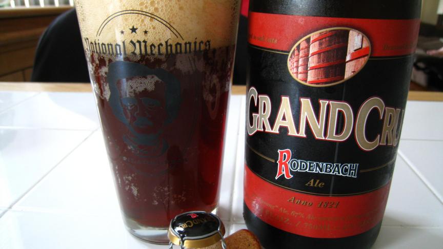Composée d’1/3 de bière jeune et de 2/3 de bière vieillie deux ans en fût de chêne, la Rodenbach Grand Cru, produite à Roulers en Flandre, séduit avec son goût intense.