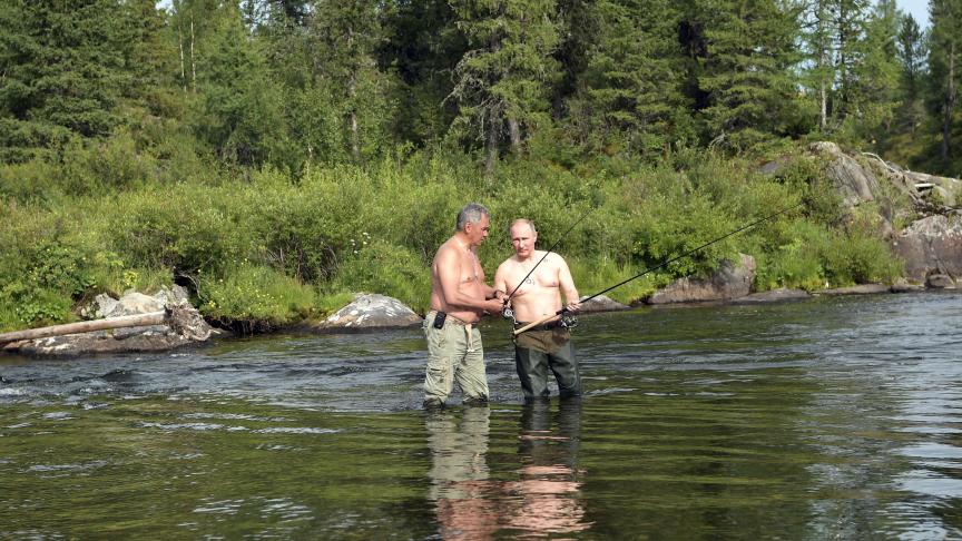 C’est en compagnie de son ministre de la Défense, Sergei Shoigu, que Poutine a profité des lacs sibériens dans la région de Touva. © EPA
