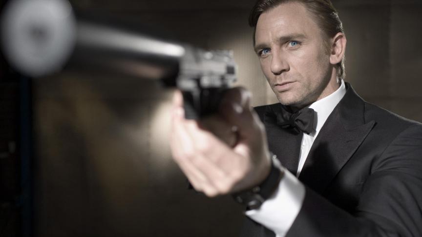 Daniel Craig : Son premier film en tant que James Bond , Casino Royale, reçoit un accueil chaleureux, aussi bien de la part de la critique que des spectateurs. Quantum of Solace, son deuxième film, adopte un ton moins sombre et concentre plus de scènes d'action. En 2012, il reprend le rôle pour la troisième fois dans Skyfall qui devient l'épisode le plus rentable de toute la série. Après Spectre, le dernier opus de la saga, Daniel Craig avait déclaré qu’il ne rempilerait plus pour un prochain volet mais c’était sans compter la force des persuasion de Barabara Broccoli puisqu’il vient de signer pour deux prochains films dans la peau de l’espion.
