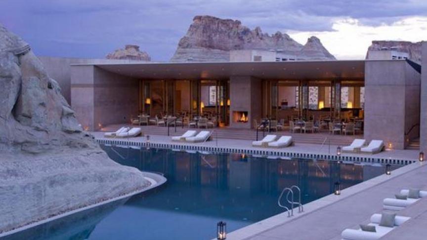 AMANGIRI - CANYON POINT - Utah
: l’hôtel se fond dans le désert de l’Utah. Cet établissement 5 étoiles évoque un ancien village indien. ©DR