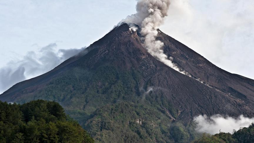 Le Mont Merapi en Indonésie entre régulièrement en éruption. Entre 1548 et 2010, on compte 49 éruptions explosives. En 1930, le Merapi a causé la mort de 1300 personnes. ©Belga