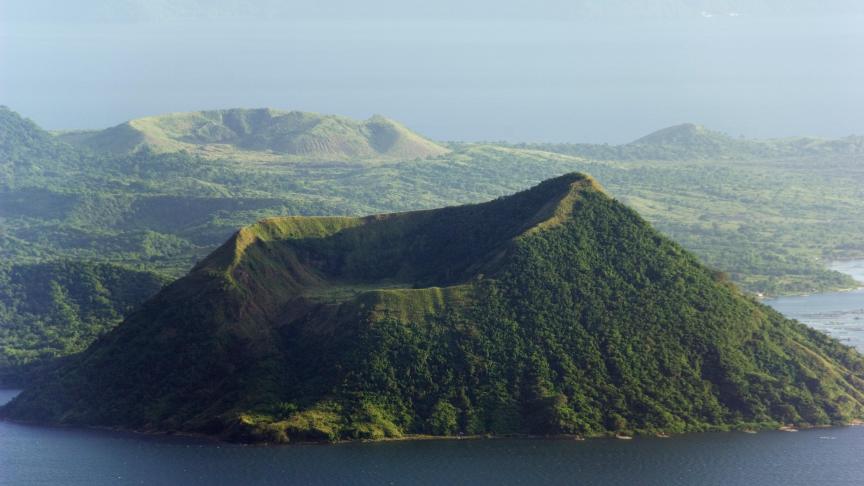 Le Taal est le volcan le plus meurtrier des Philippines ayant engendré plusieurs tsunamis et nuées ardentes et causé la mort de milliers de personnes. ©Belga