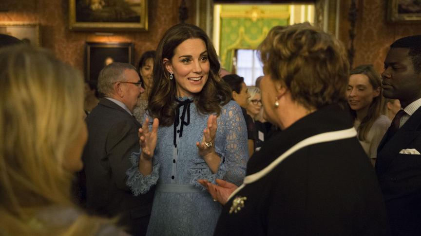 Kate Middleton est radieuse dans sa robe en dentelle bleu ciel