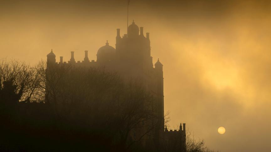 Le chateau de Bolsover, ici sous les lueurs d’un soleil couchant, révèle parfois quelques mystères... Crédit
: Age Foto Stock