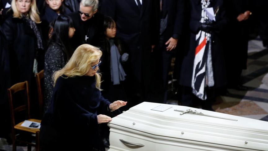 Sylvie Vartan se recueille sur le cercueil blanc du rockeur français Johnny Hallyday qui fut aussi son mari.