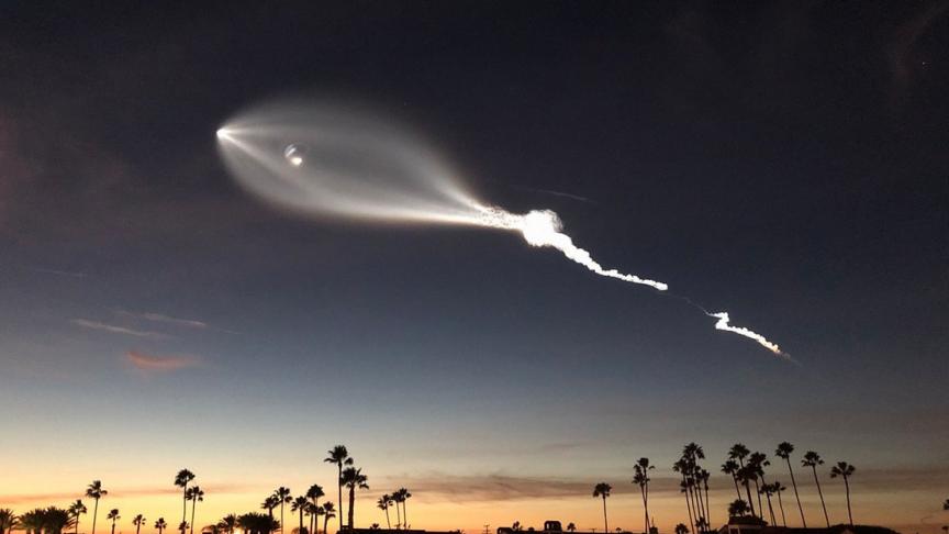 La fusée de l’entreprise SpaceX traverse le ciel californier. Stupeur sur LA.