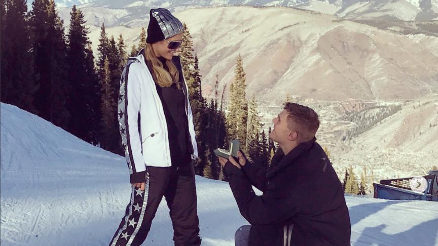 Bottines de ski à ses pieds, Paris Hilton a dit «
Yas
».
