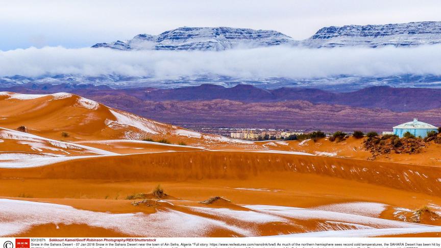 La neige est tombée pour la seconde fois en quarante ans dans le désert du Sahara. Actuellement, environ 40 centimètres de poudreuses recouvrent le sable du désert le plus chaud du monde. Un spectacle merveilleux !