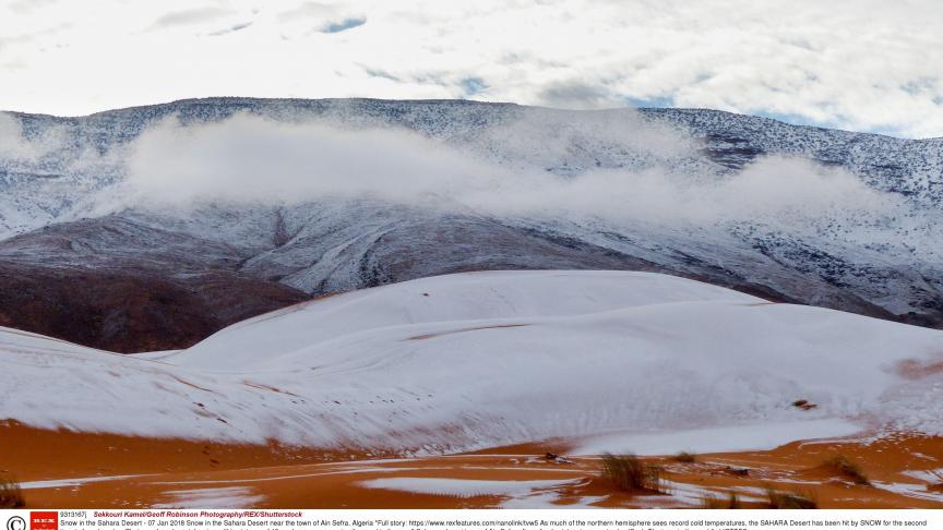 La neige est tombée pour la seconde fois en quarante ans dans le désert du Sahara. Actuellement, environ 40 centimètres de poudreuses recouvrent le sable du désert le plus chaud du monde. Un spectacle merveilleux !