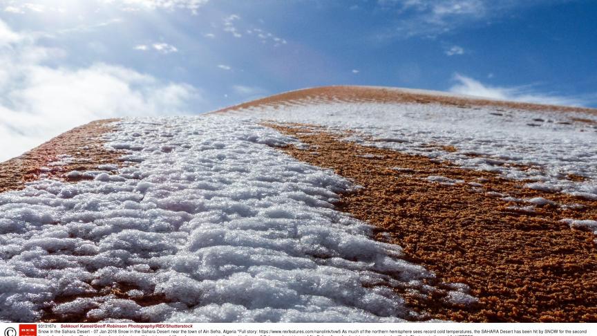 La neige est tombée pour la seconde fois en quarante ans dans le désert du Sahara. Actuellement, environ 40 centimètres de poudreuses recouvrent le sable du désert le plus chaud du monde. Un spectacle merveilleux !